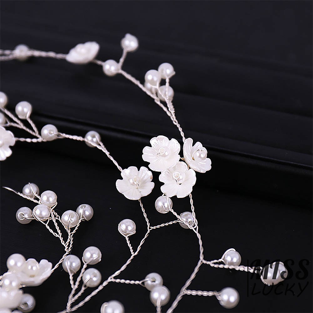 Vòng hoa đội đầu trang điểm cô dâu xinh xắn