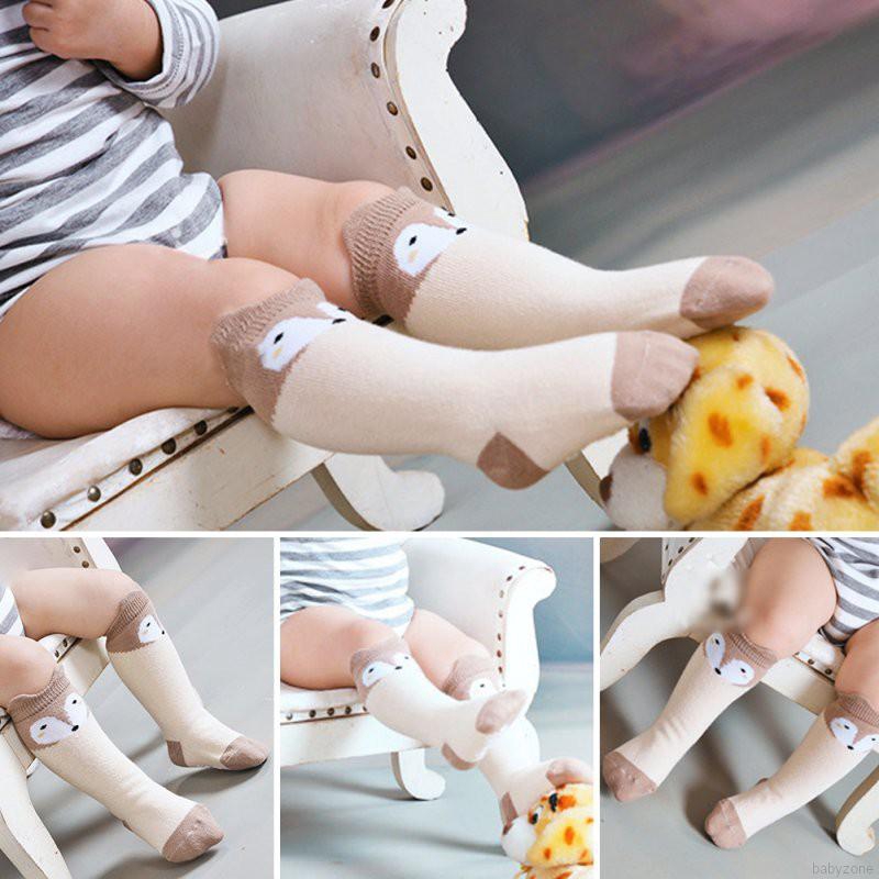 Đôi tất dài chất liệu cotton pha chống trượt cho bé