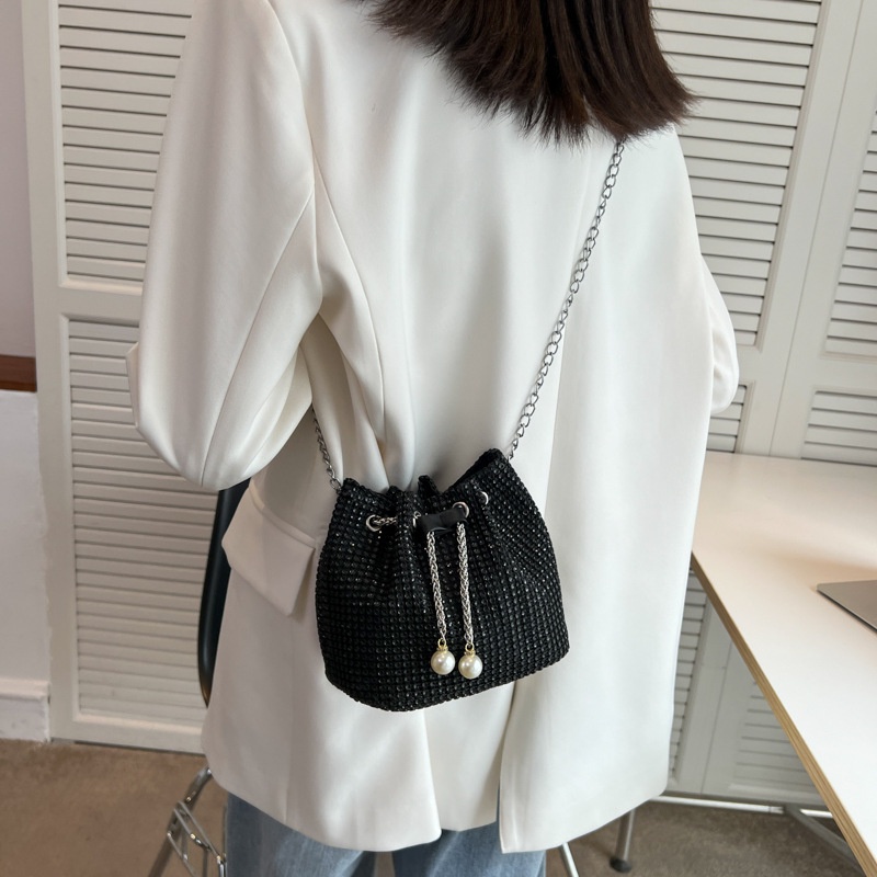 Túi Xách Bucket Đính Đá Phối Dây Xích Thời Trang Đơn Giản