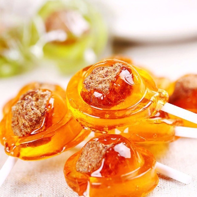 Kẹo mút mạch nha có viên xí muội ômai bên trong