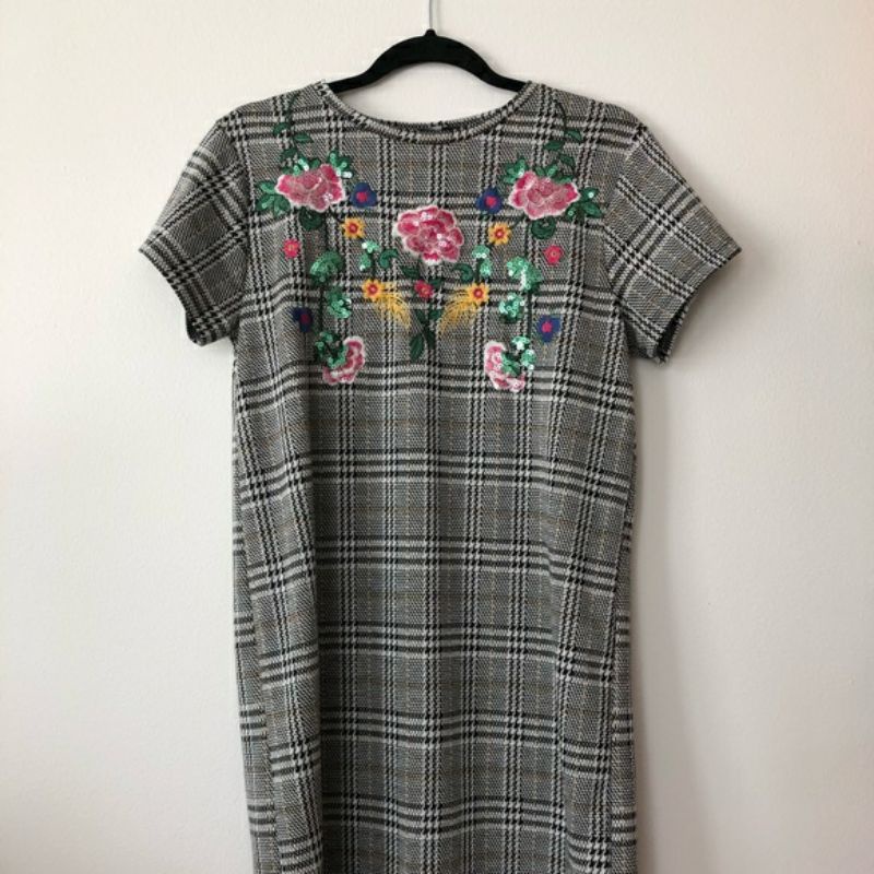 Váy kẻ thêu zara