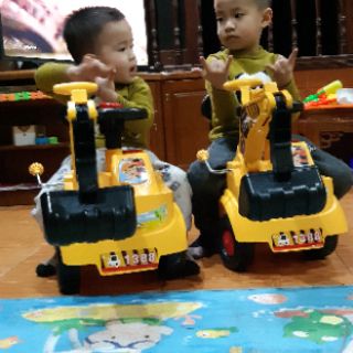 Xe xúc cẩu chòi chân