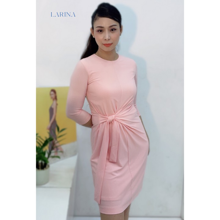 Đầm Nữ Công Sở Dáng Ôm Hơi Xòe Chữ A Tay Lỡ Cột Nơ Eo Màu Hồng Pastel LARINA - Z09