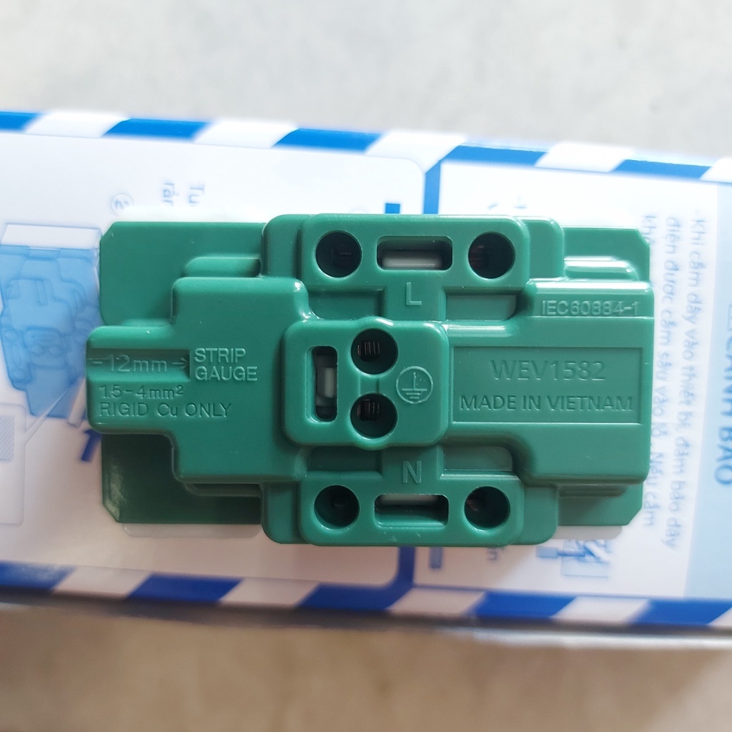 Ổ cắm đôi 3 chấu 16A có màng che Panasonic WEV1582SW Dòng Wide Series