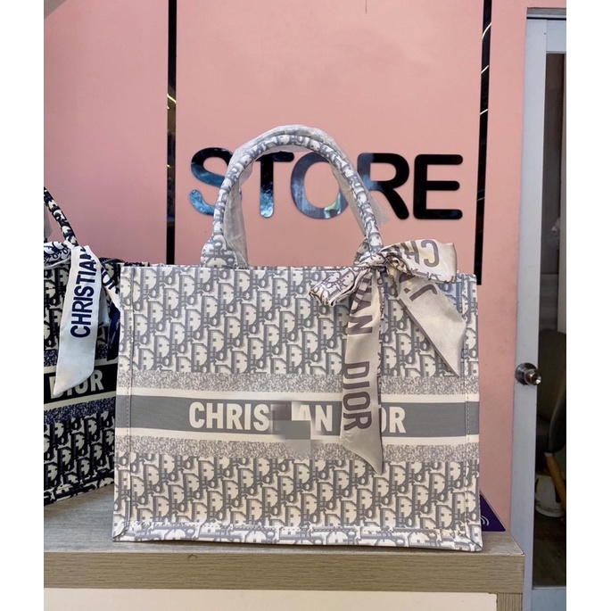 Túi xách DIOR họa tiết size to 40cm kèm tag nơ, có khóa kéo
