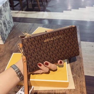 Ví cầm tay Michael kors( nâu chữ nhỏ)