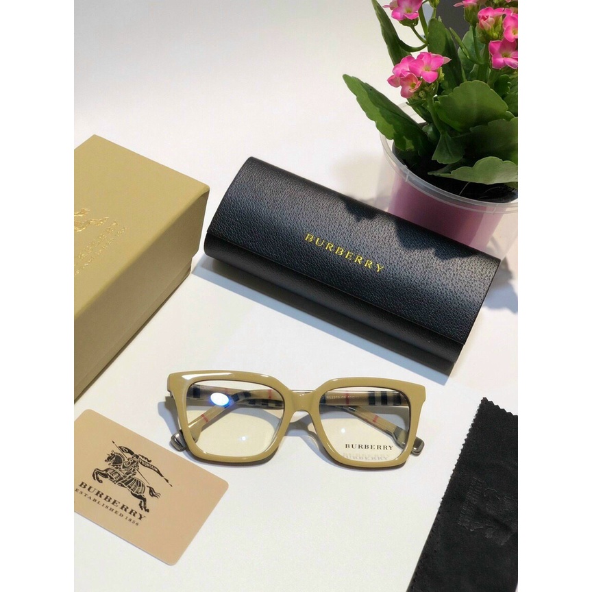 Kính Burberry