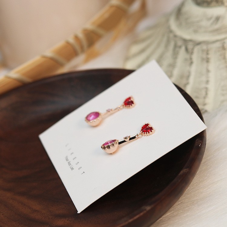 Hoa tai hình trái tim màu đỏ cho nữ