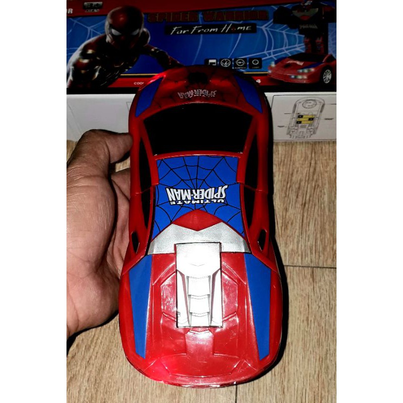 Một chiếc xe chạy pin biến thành spiderWarrior có nhạc và đèn led_ tặng kèm pin