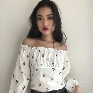 (SẴN) Áo trễ vai trắng điểm hoa