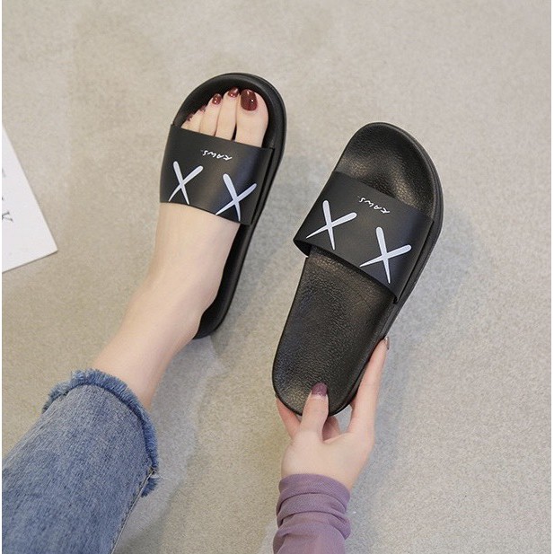 Dép Kaws 2 mẫu đen trắng dễ phối size 36-41