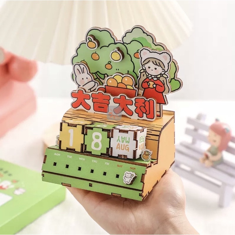 Lịch vạn niên bằng gỗ dùng để trang trí bàn làm việc bàn học