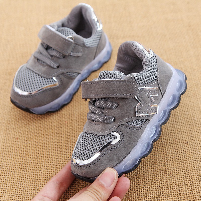 Giày Sneaker Đế Mềm Có Đèn Led Cho Bé