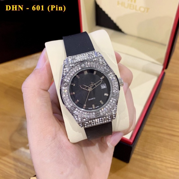 Đồng hồ nữ Hubol mặt tròn đính viền đá dây cao su thơm vani cao cấp