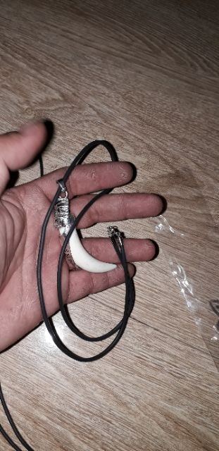 Dây chuyền da Pu mặt nanh rất đẹp