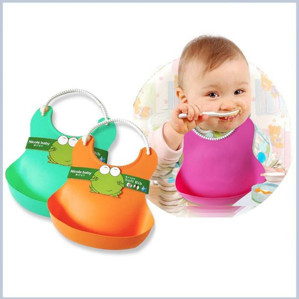 Yếm ăn dặm có máng hứng cho bé