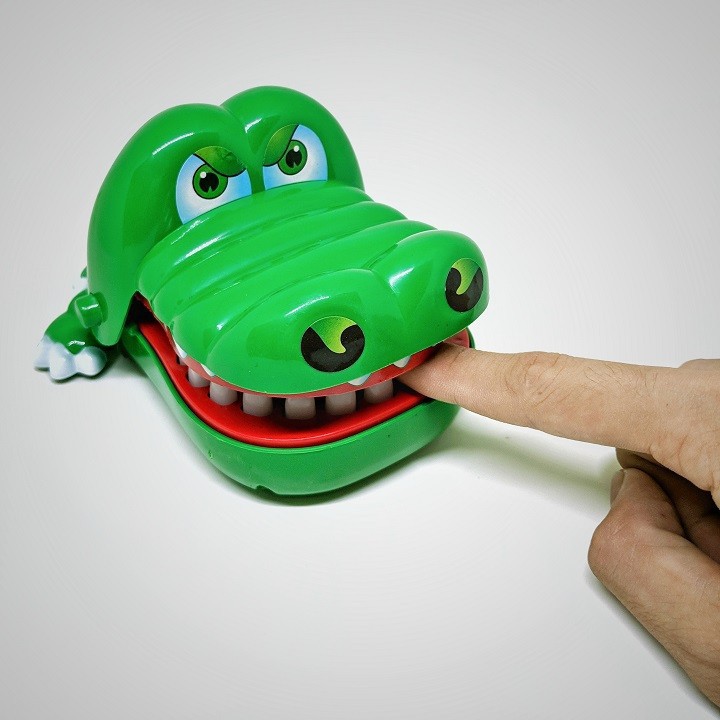 ĐỒ CHƠI CÁ SẤU CẮN TAY, trò crocodile dentist cho trẻ em bé, game tiệc tùng party may rủi hên xui, chọn răng vui nhộn