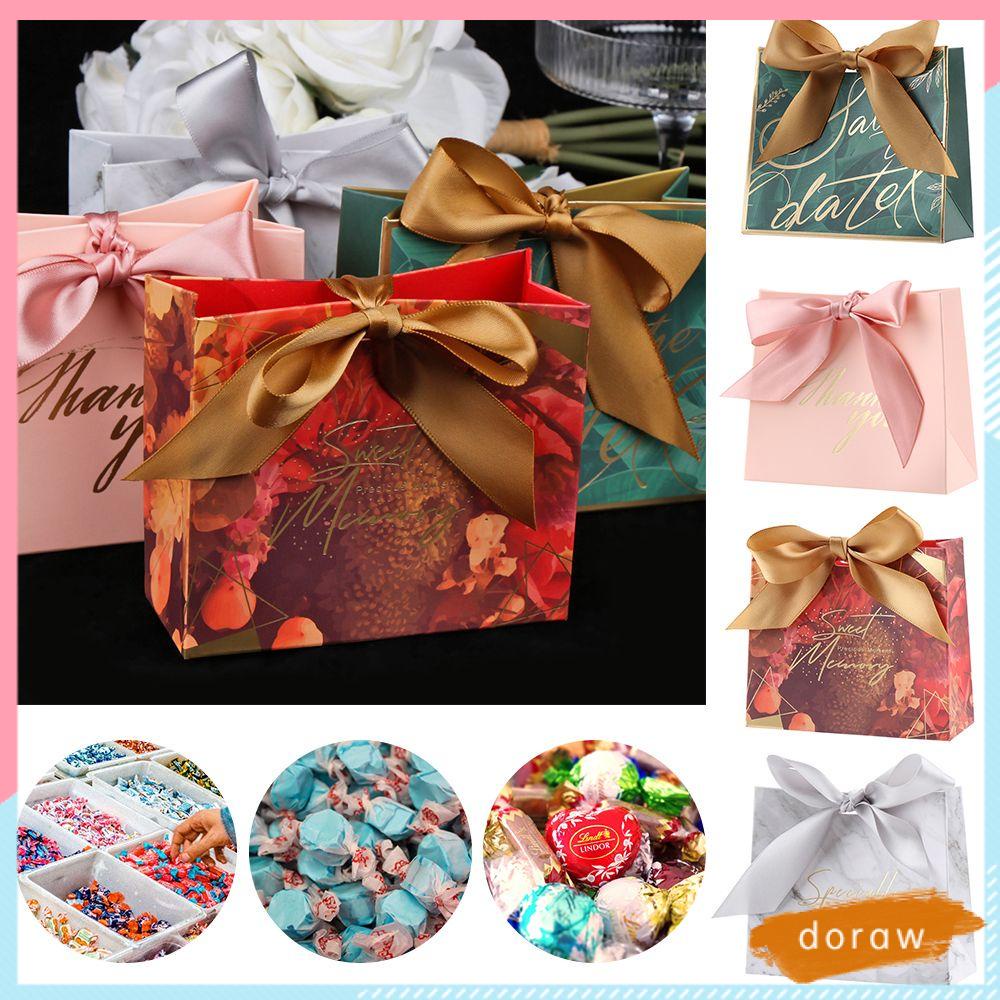 Hộp đựng kẹo có ruy băng nhiều màu sắc làm quà tặng