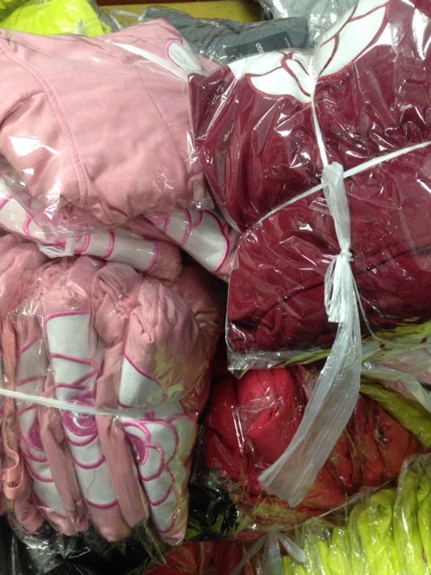 Áo khoác nữ da cá lửng croptop thêu bông hoa sau lưng | BigBuy360 - bigbuy360.vn