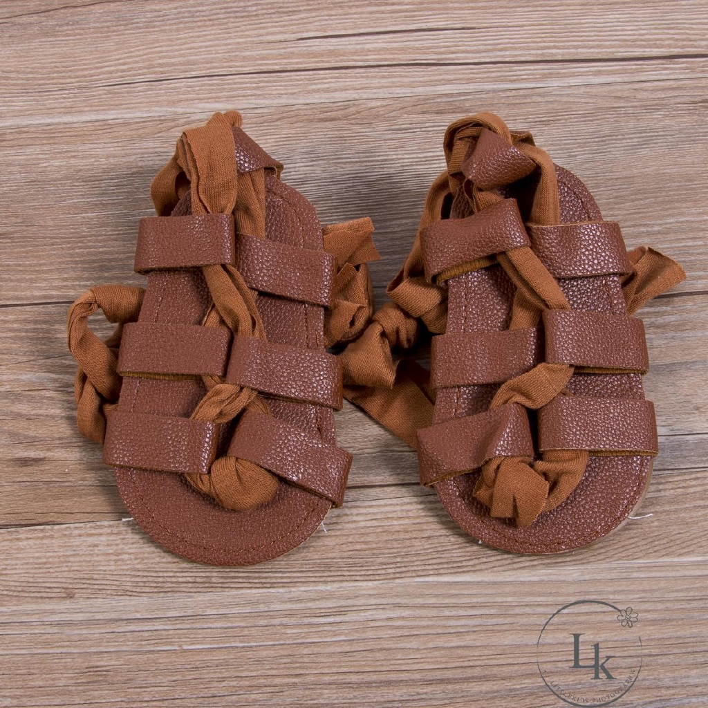 Giày sandal cột dây dễ thương và thời trang cho bé gái