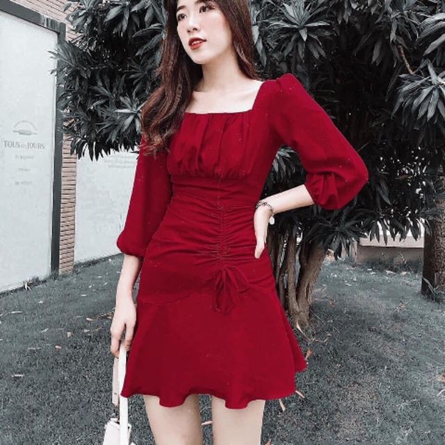 Đầm đỏ cổ vuông tay dài rút dây hông