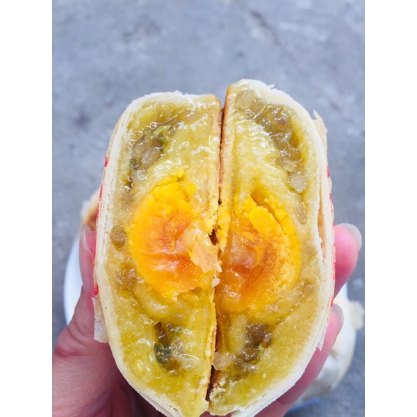 Bánh pía mỡ hành trứng Thành Hương- Pía gói giấy xưa truyền thống