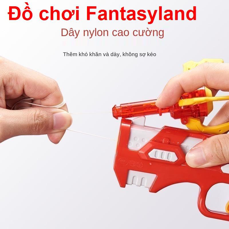 Sản phẩm mới chính hãng Sambo quảng cáo súng bắn bắt lửa cùng đồ chơi giống bé trai chụp ảnh Báo