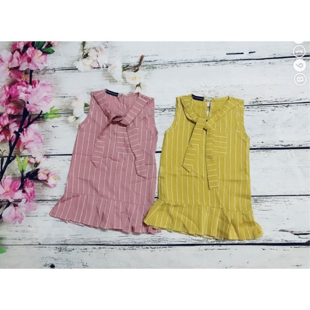 Váy kẻ thắt nơ bé gái