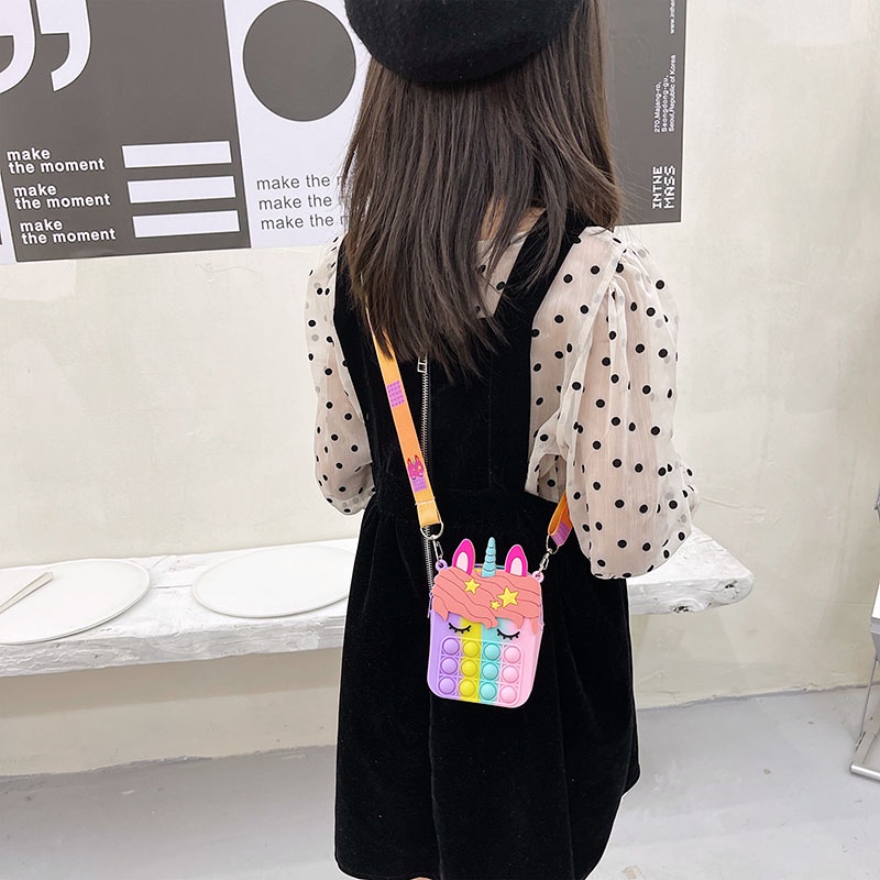 Túi đeo chéo thiết kế kỳ lân hoạt hình kiểu đồ chơi nhấn bóng khí pop it silicone đáng yêu dành cho bé gái