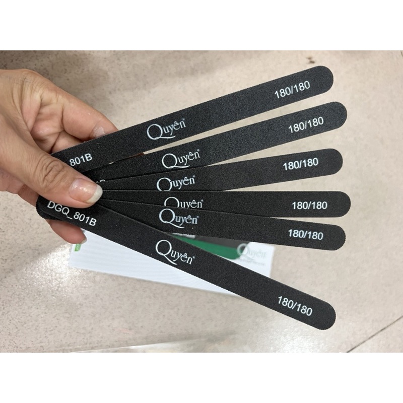 Dũa móng tay quyên chất liệu  giấy nhám  loại tốt  ,dũa được móng giả  shop có bán lẻ 1 cây