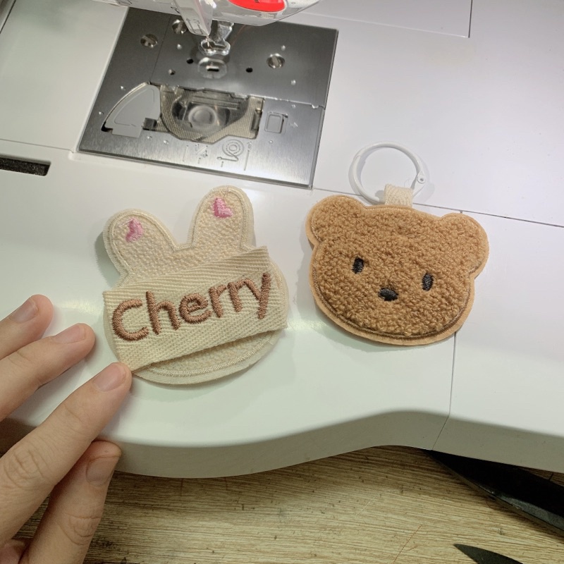 Nametag gấu thỏ thêu tên treo cặp cho bé 🤎