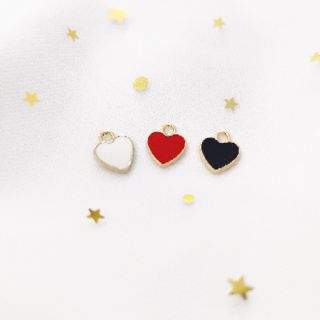 Charm kim loại tim đỏ