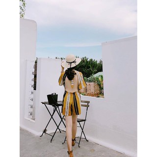 Jumpsuit sọc khoe lưng