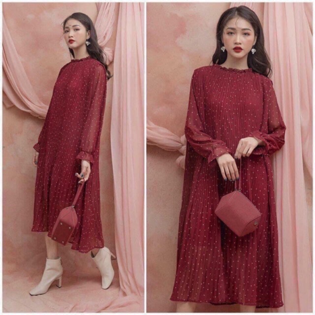 Váy đỏ chấm bi