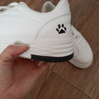 Giày sneaker thời trang.