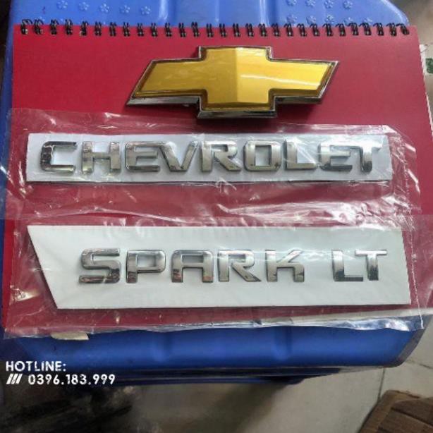 Logo kim loại theo xe Chevrolet Spark LT ver 2020