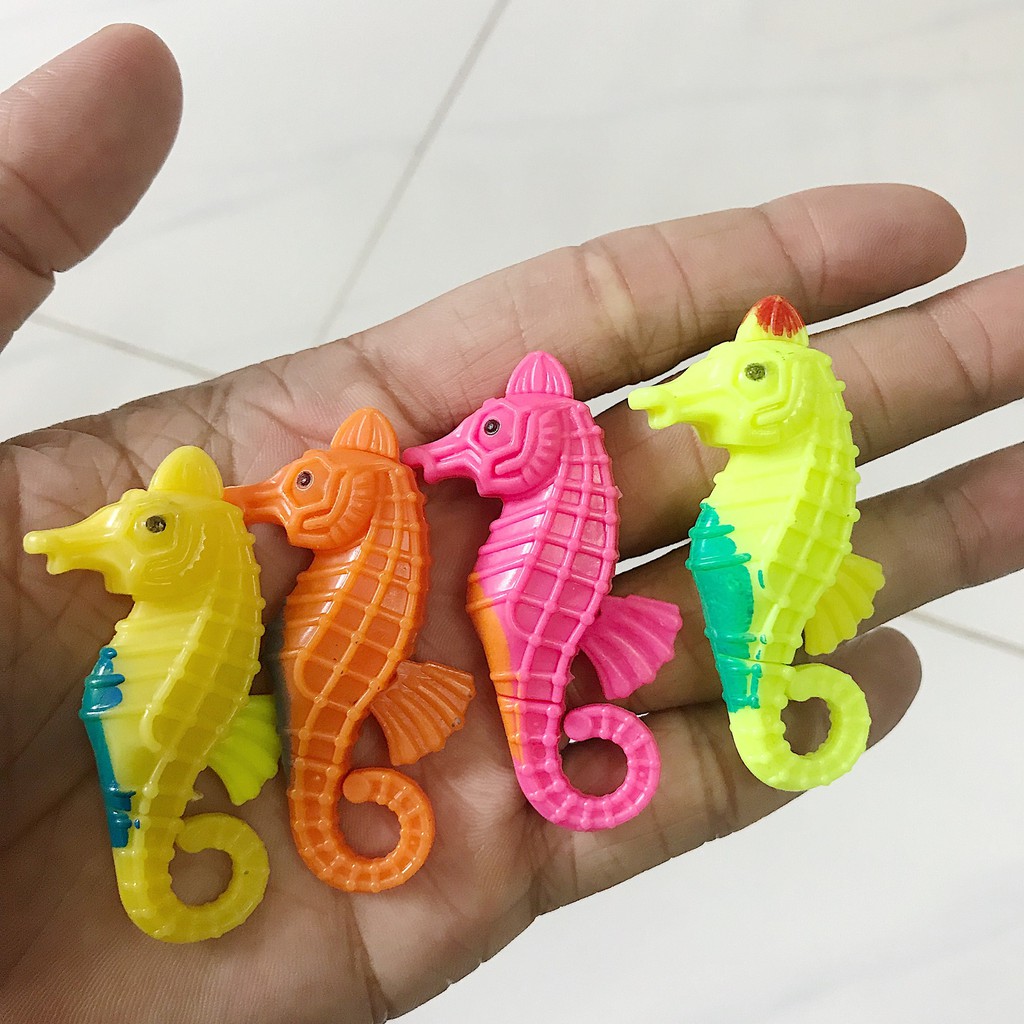 CON CÁ NGỰA GIẢ ĐỦ MÀU TRANG TRÍ HỒ CÁ NON BỘ SIZE 7CM