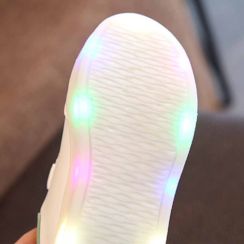 Giày phối họa tiết thêu có đèn led độc đáo cho các bé