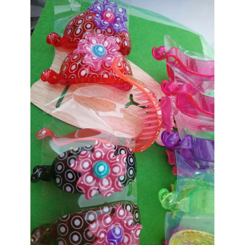 Combo 6 kẹp tóc đủ màu ngẫu nhiên. Giá siêu rẻ chỉ 50k/6 cái. Hàng luôn có sẵn nhe các bạn