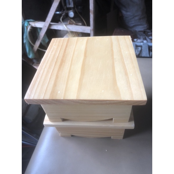 Đôn vuông kê bát hương tượng thần tài màu gỗ tự nhiên
