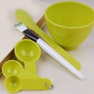 Bát trộn mặt nạ.Que trộn và chổi cọ giúp bạn trộn hỗn hợp một cách chính xác .sau đó quét lên mặt đều và vệ sinh hơn