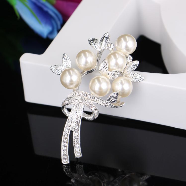 Trâm cài áo hình hoa đính ngọc trai phong cách Hàn Quốc