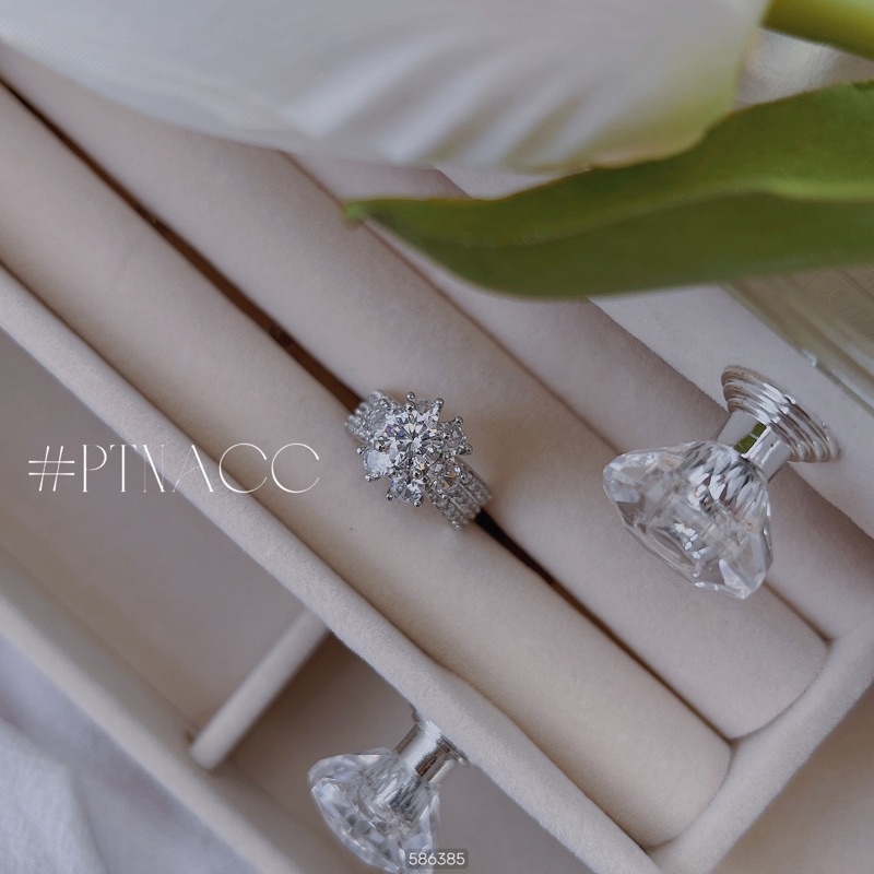 Nhẫn xi bạch kim dáng cong hột cao đơn giản sang trọng . PTNACC