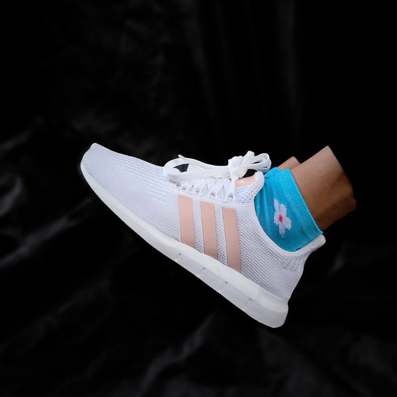 Giày Thể Thao Adidas SWIFT RUN 100% Cotton Màu Trắng Thời Trang Cho Nữ | Giày Thể Thao Chạy Bộ Năng Động Cá Tính | Giày Thể Thao Chạy Bộ Năng Động Cá Tính | Giày Thể Thao Thiết Kế Năng Động Trẻ Trung Hợp Thời Trang