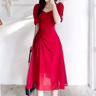 Đầm suông đỏ nhíu hông