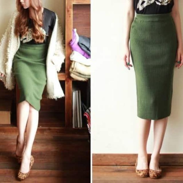 Chân. Váy len bút chì xẻ trước