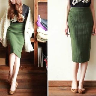 Chân. Váy len bút chì xẻ trước