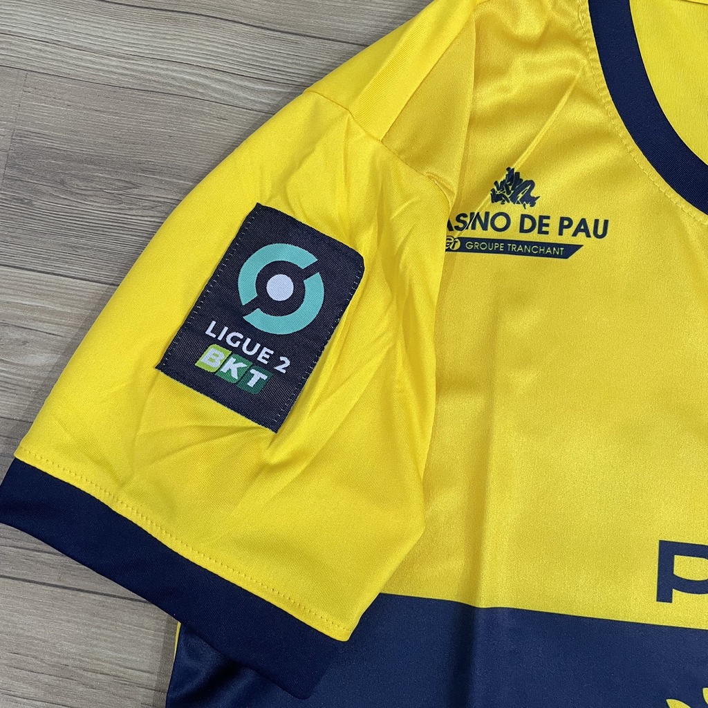 Bộ quần áo bóng đá PauFC vàng in tên Quang Hải JP