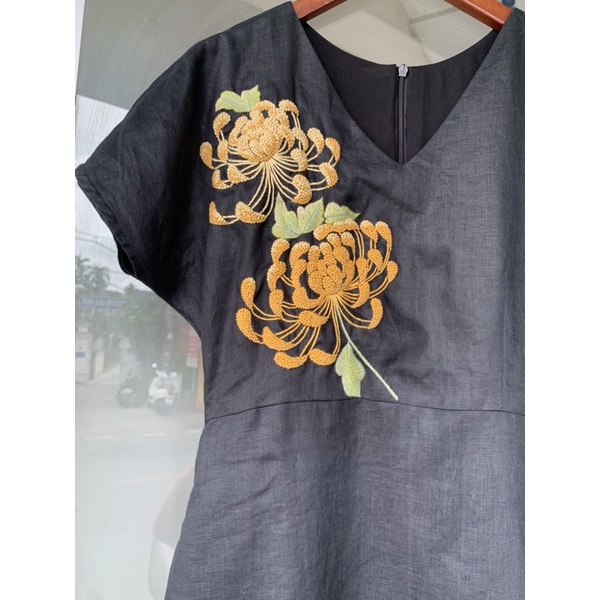 Đầm linen thêu tay hoa cúc tinh tế