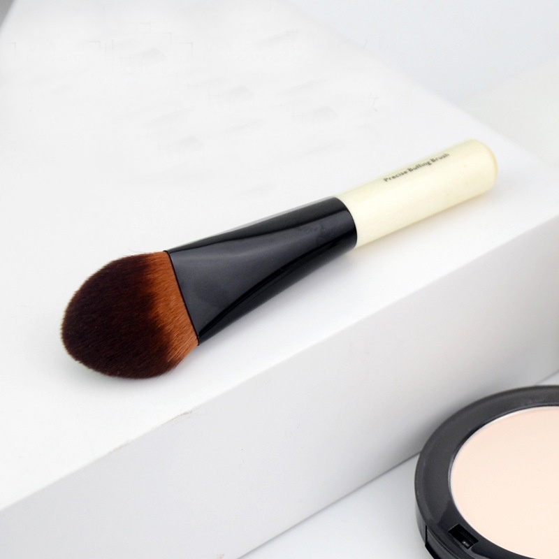 Cọ Nền Dạng Góc Bobbi Brown PRECISE BUFFING BRUSH